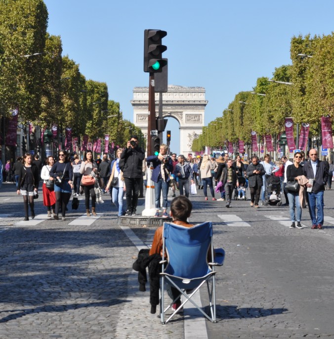 En pliant sur les Champs-Elysées