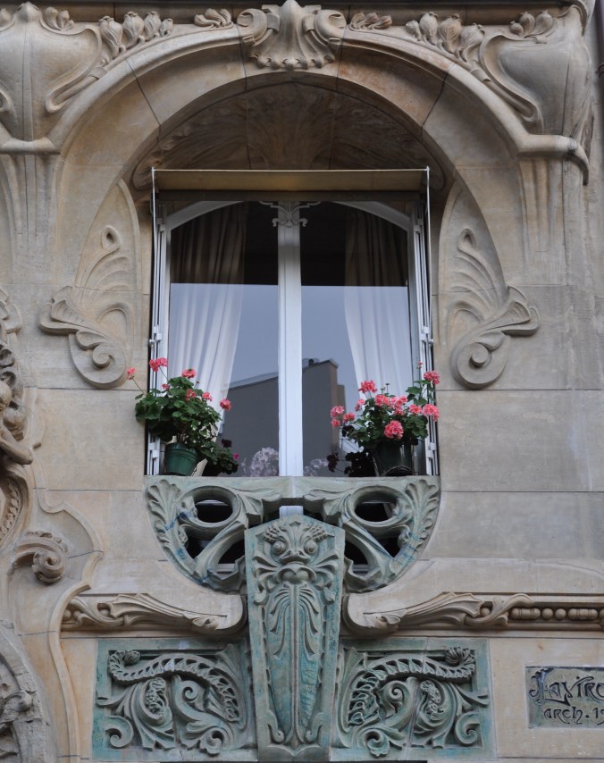 29 avenue Rapp. La fenêtre au scarabée.JPG