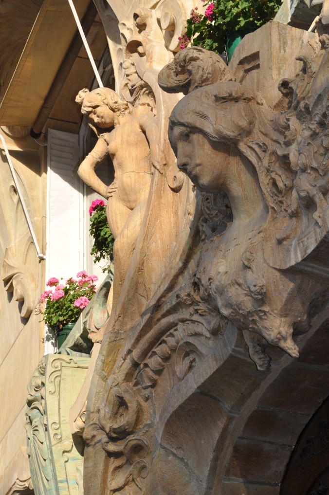 29 avenue Rapp. La dame et Eve