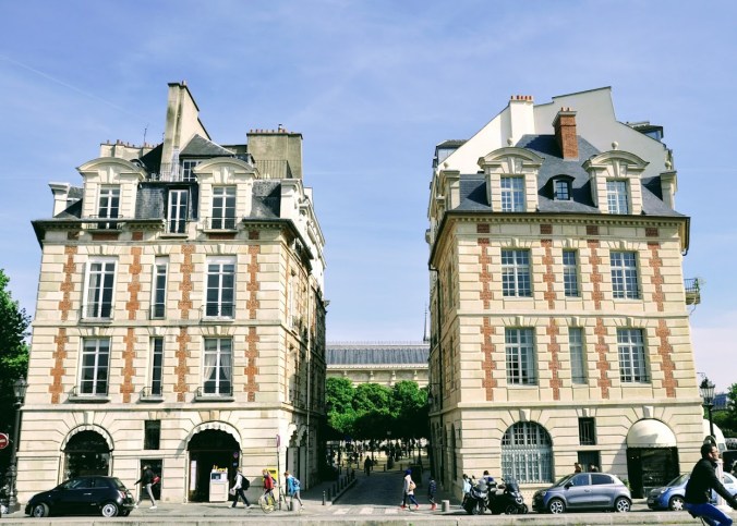 Place Dauphine.. Pavillons d'angle (1)