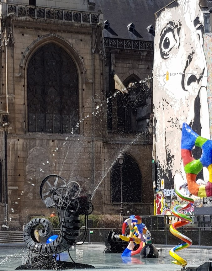Fontaine Niki de Saint Phalle et peinture murale Dali