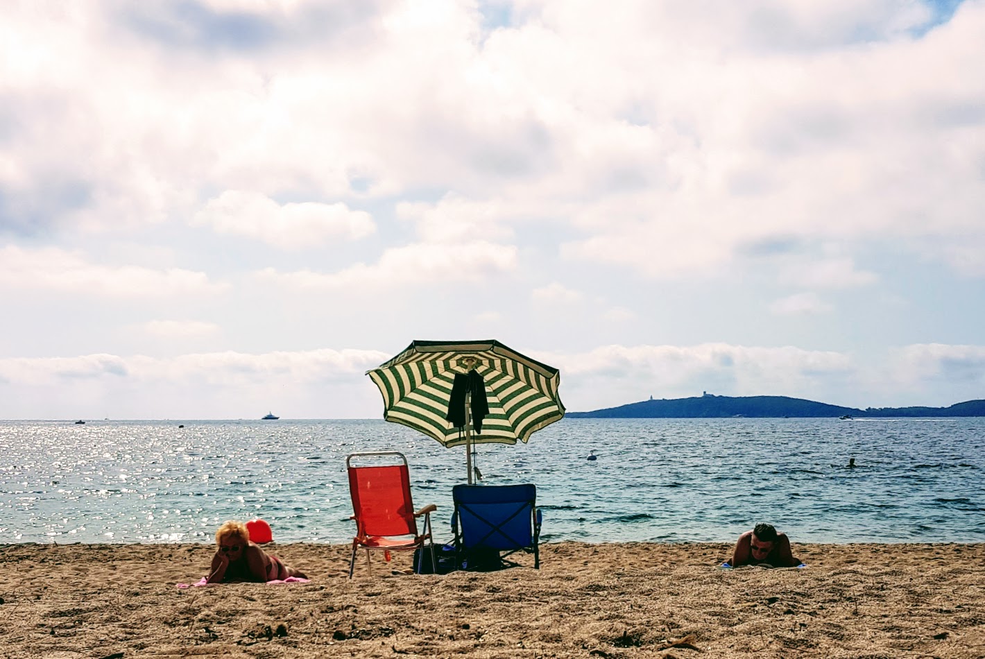 Rouge et bleue sur la plage (1)