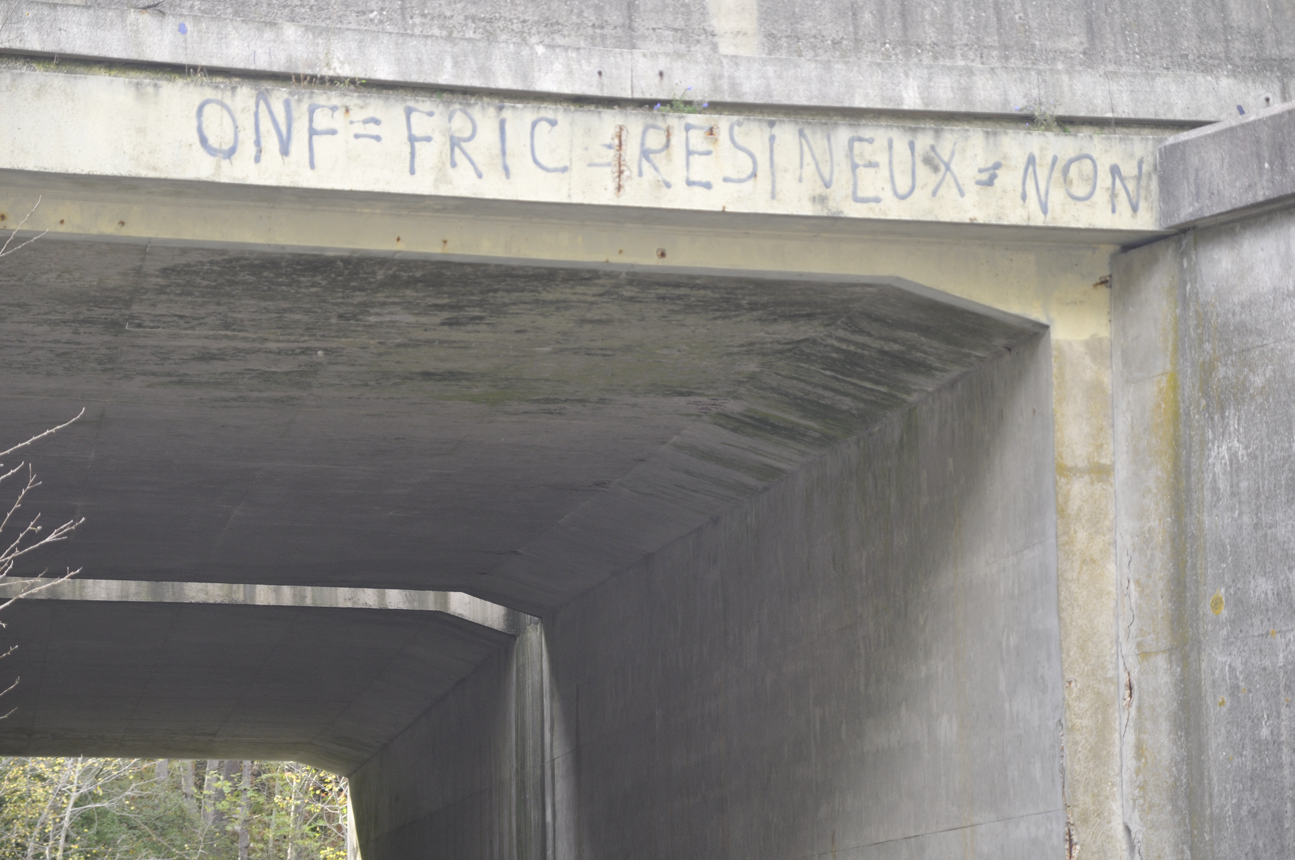 Slogan sous l'autoroute