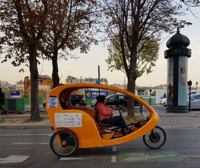 tuk-tuk. Pont d'Iéna7.jpg
