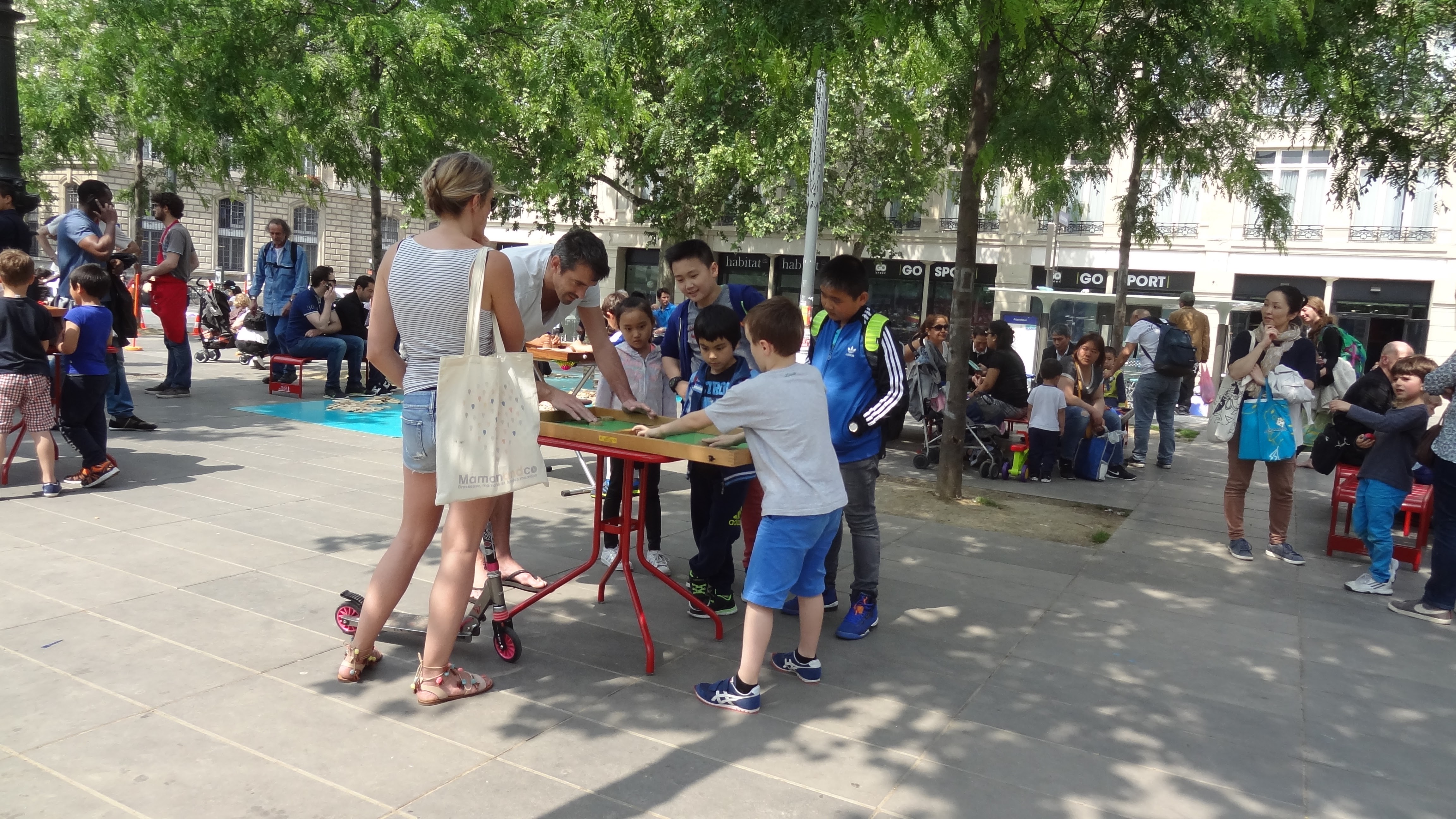 Place de la République. Jeux d'enfants)