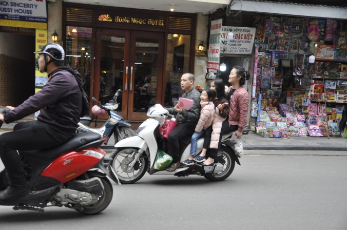 Hanoi, famille à moto_DSC0533