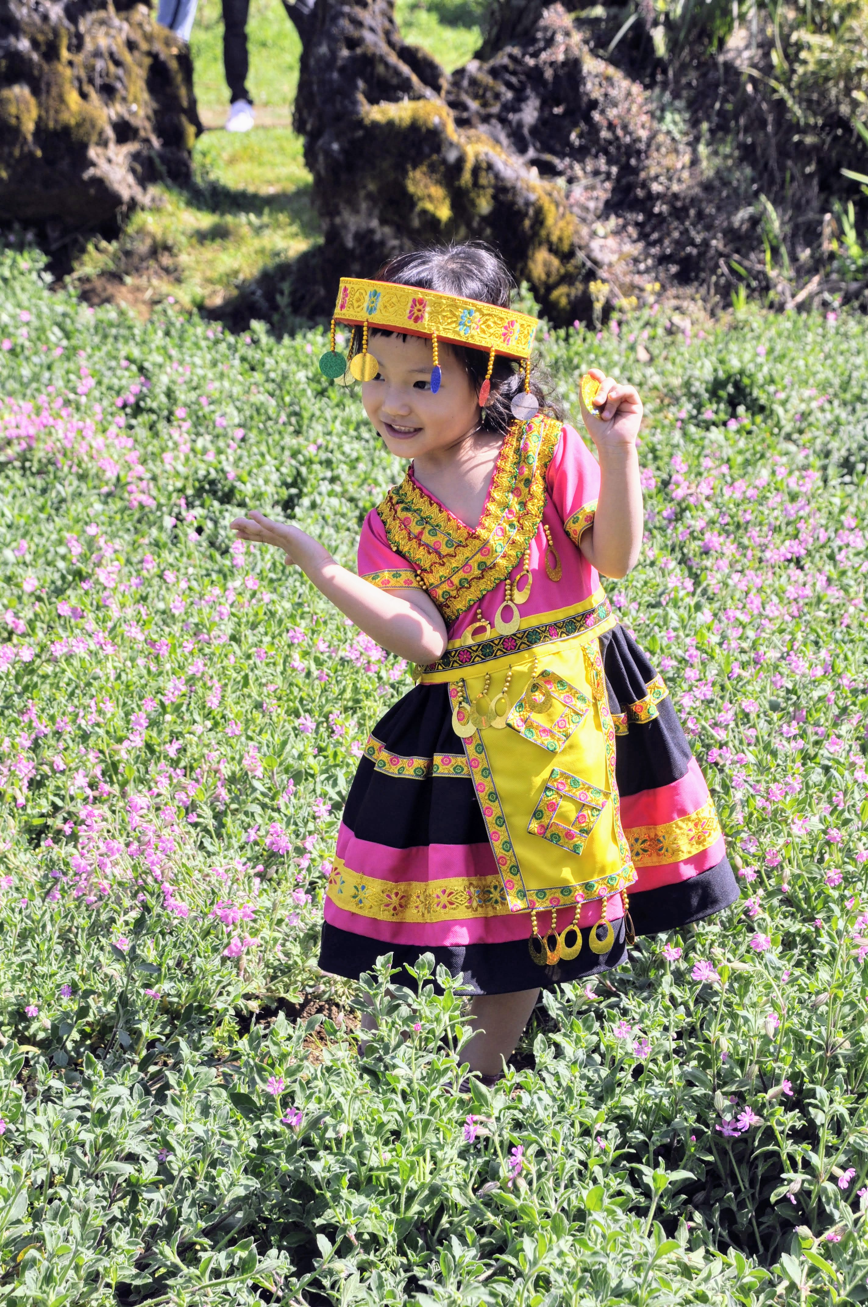 Fillette dans le parc de la montagne