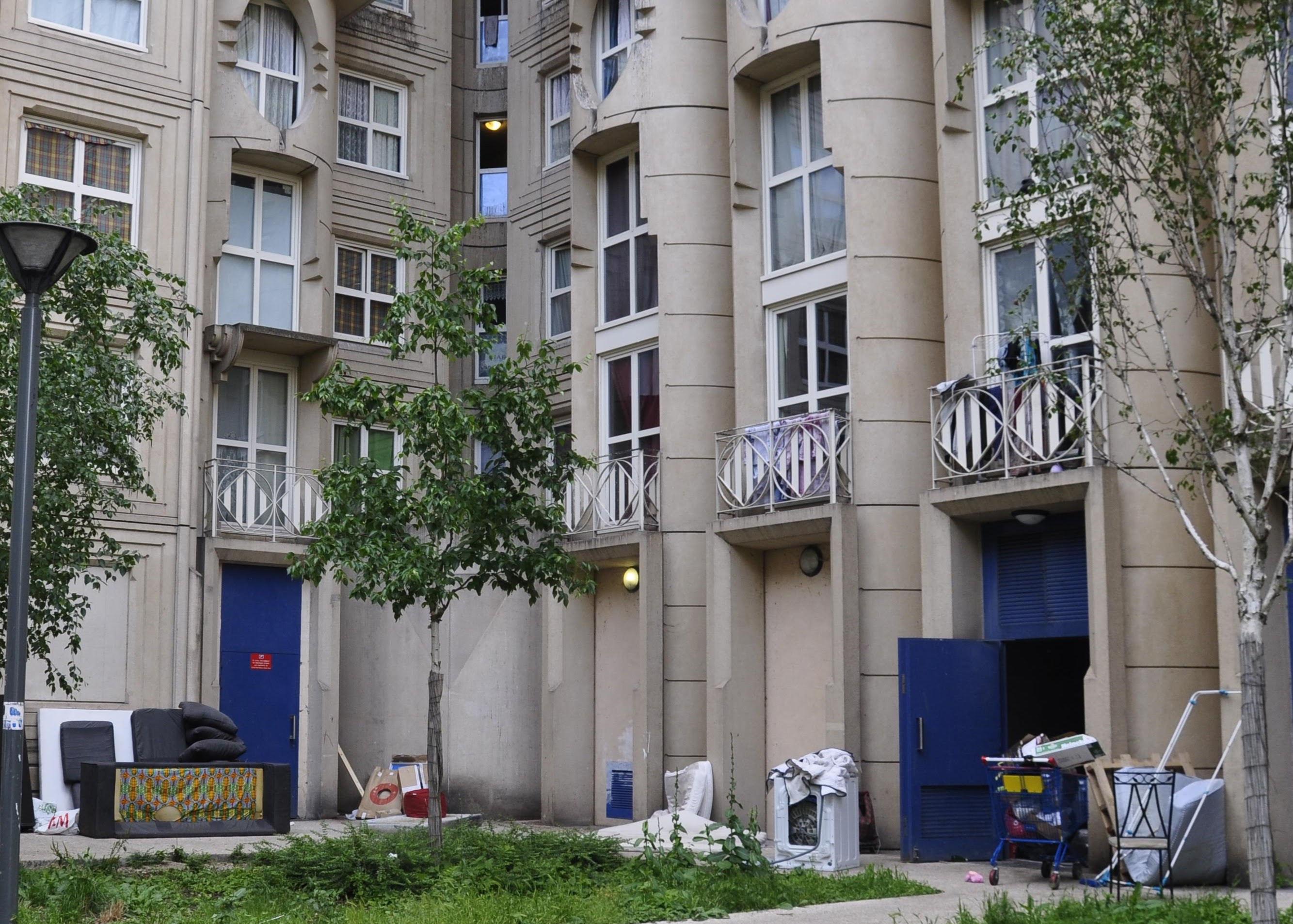 Arènes de Picasso. décharge au pied des immeubles_DSC0199