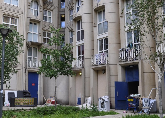 Arènes de Picasso. décharge au pied des immeubles_DSC0199