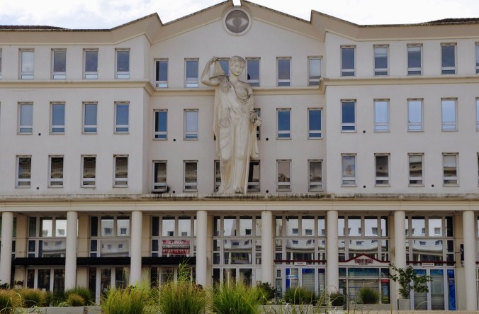 Bussy-Saint-Georges. Grand'place. Une statue.