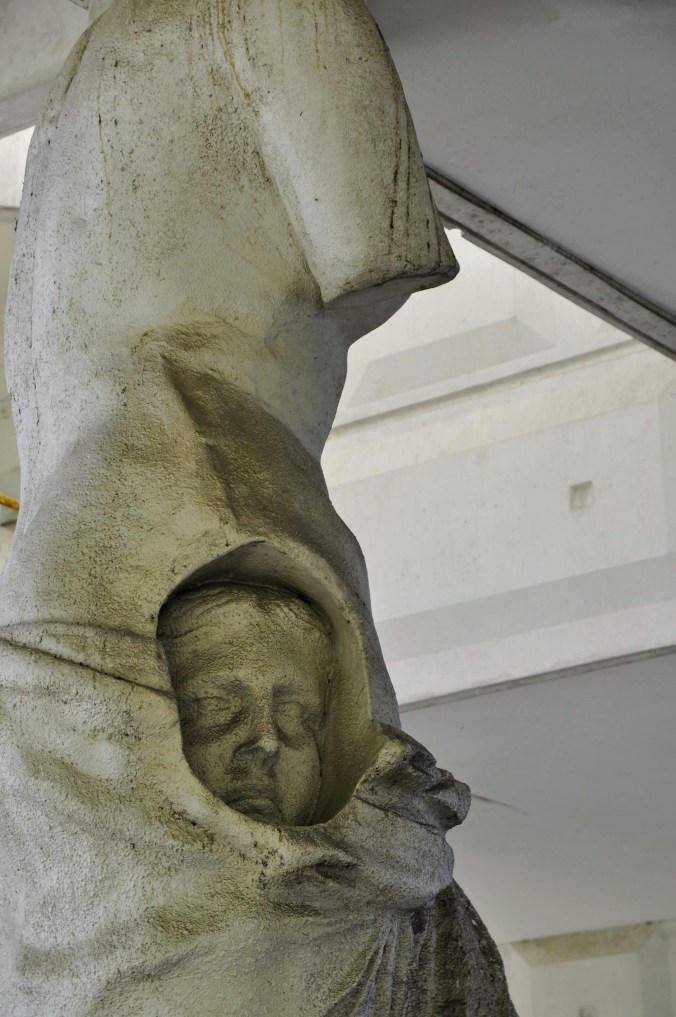 Guyancourt. Les Caryatides. Détail d'une tête foetus