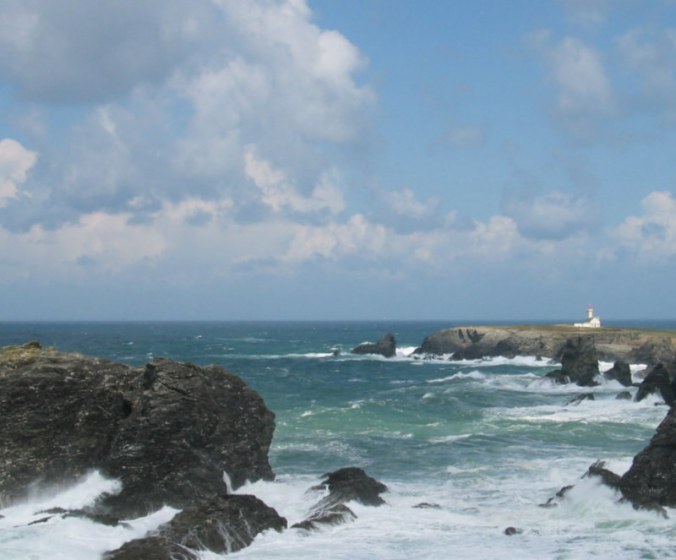 Belle-Ile. La Cote Sauvage. Au loin, le phare de Poulains