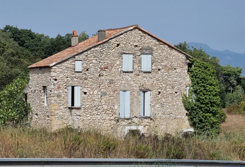 Croisement de la route territoriale et de la route de Moïta. La maison hantée