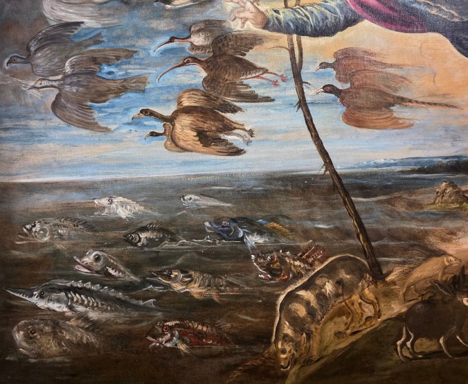 Peinture montrant des oiseaux volant dans le ciel au-dessus d'une mer peuplée de poissons, avec un personnage tenant un bâton.