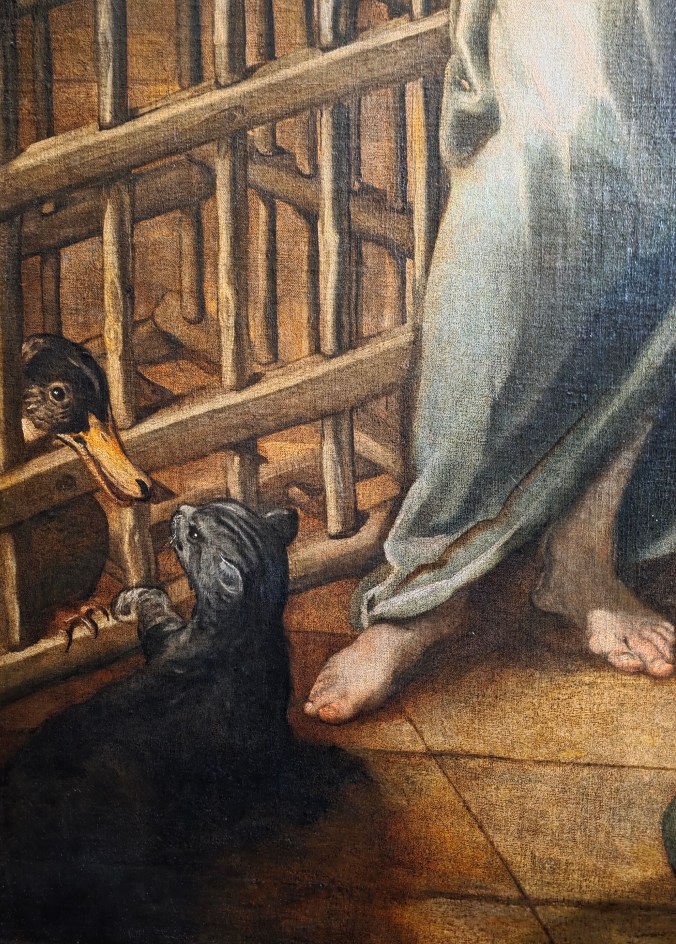 Un canard et un chat noir se rencontrent près d'une cage, avec une figure humaine en arrière-plan.